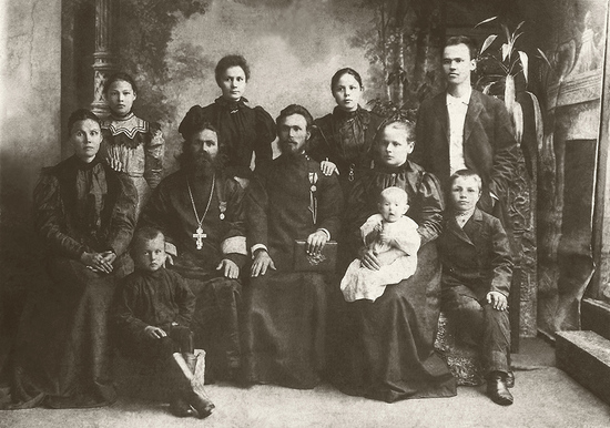 фотография сщмч. Алексия Меркурьева с наперсным иерейским крестом с семьей