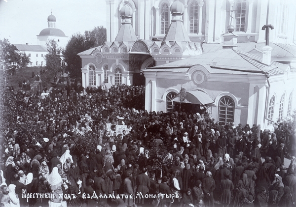 Крестные ходы в Далматовском монастыре.