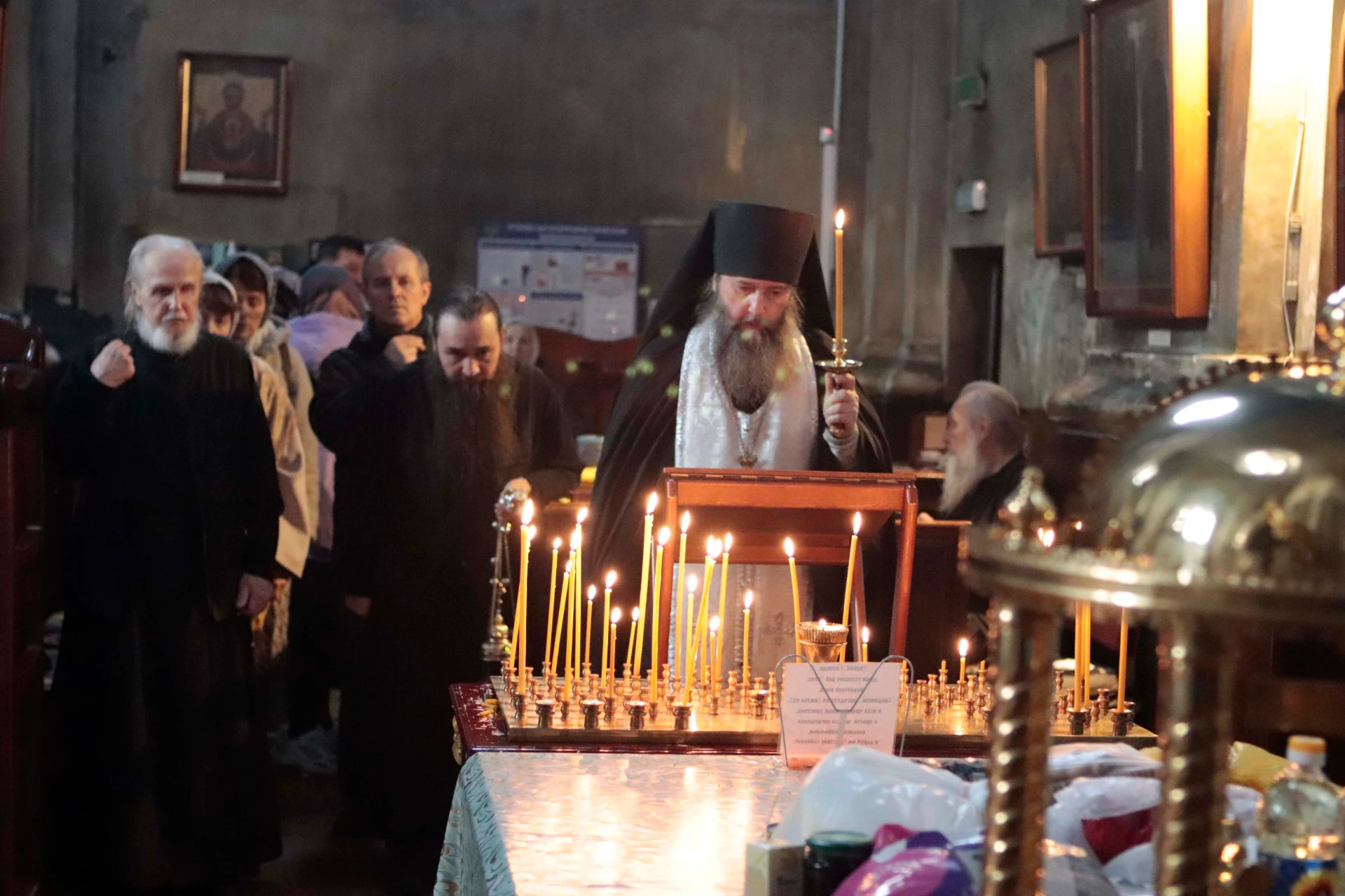 Председатель Комиссии по канонизации святых Шадринской епархии, наместник Успенского Далматовского мужского монастыря игумен Варнава (Аверьянов) в Скорбященском храме обители отслужил панихиду по приснопамятным зауральским подвижникам благочестия протоиерею Григорию и матушке Нине Пономарёвым в день их блаженной кончины